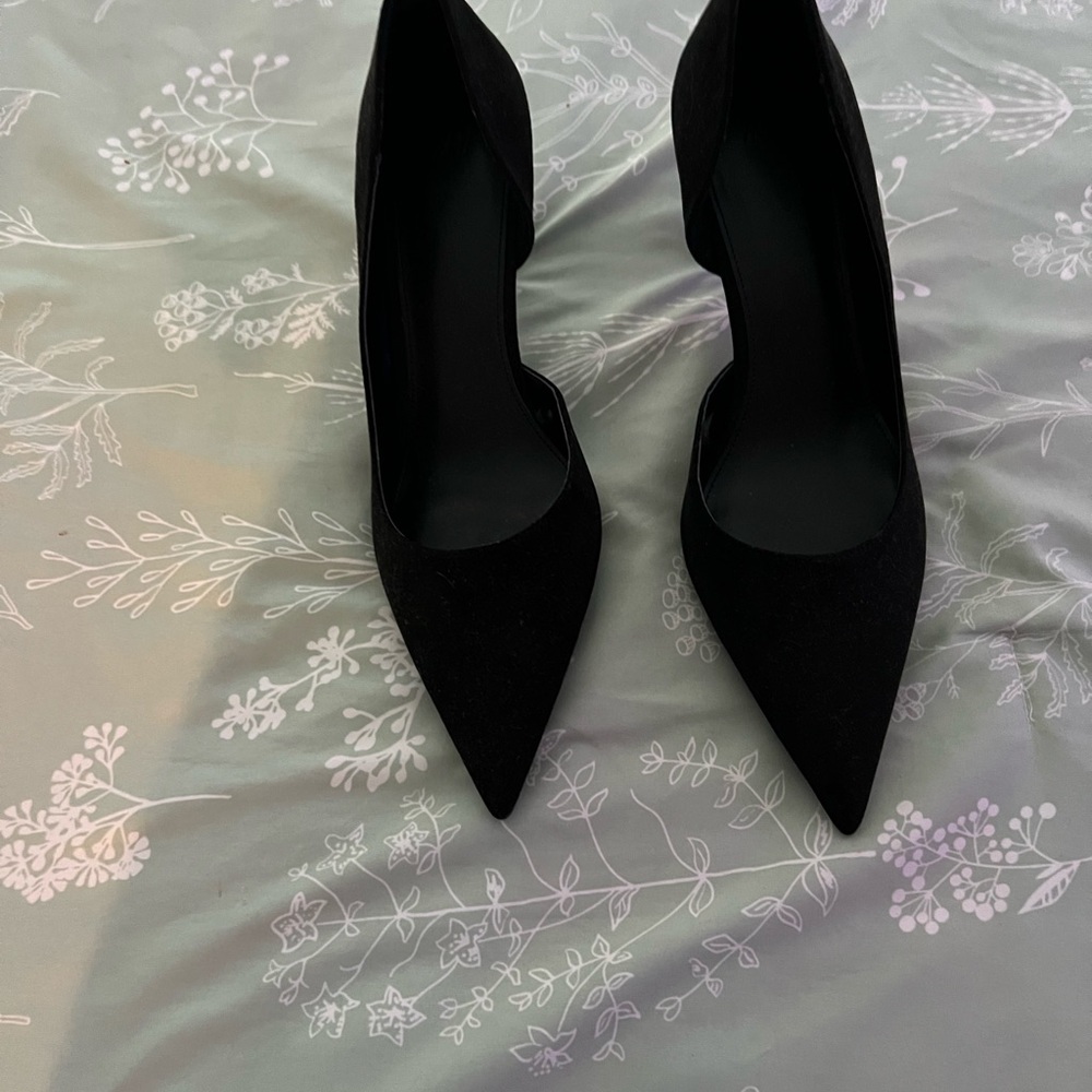 Black High Heels with Pointed Toe and Textured Fabric